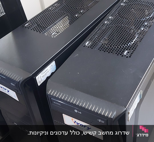 שני מחשבים שולחניים עם מדבקות מותג על הרצפה